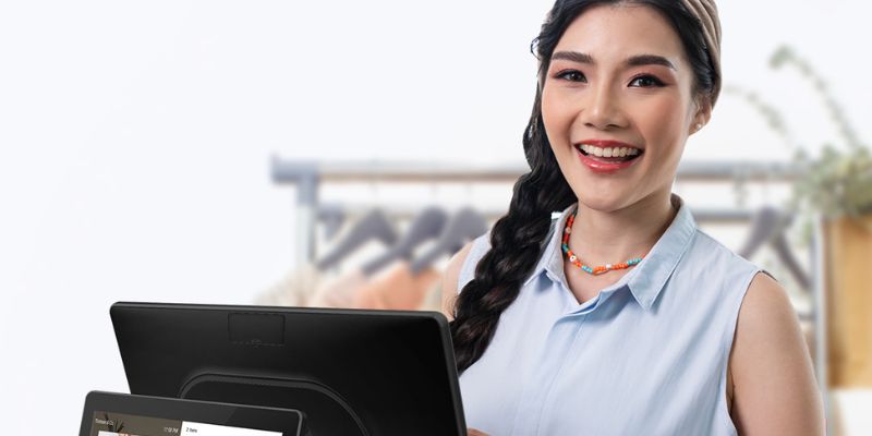A woman with a StoreHub POS
