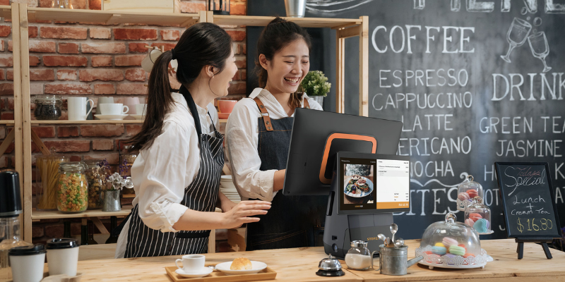 Staf restoran Malaysia menggunakan sistem POS StoreHub