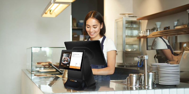 Pengendali F&B menggunakan POS StoreHub di kafe
