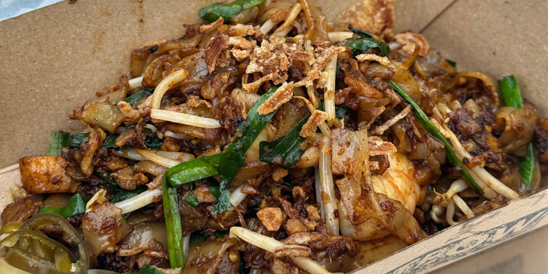 Char Kuey Teow oleh Quakteow yang menggunakan telur itik dan dimasak dengan arang.