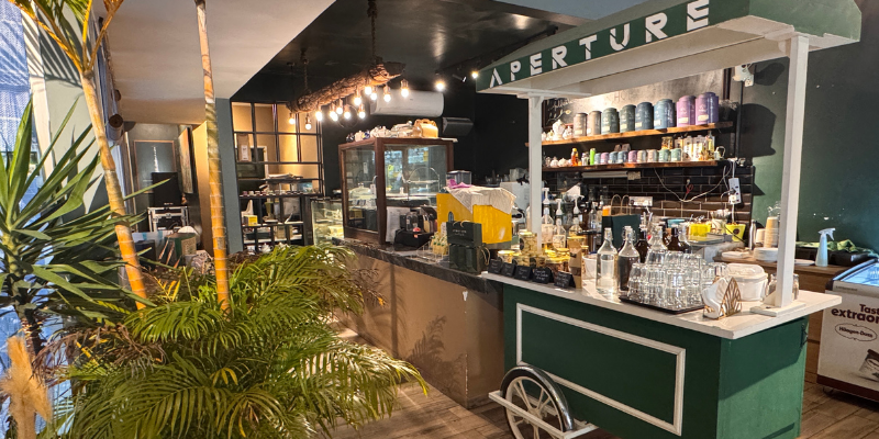 Kaunter minuman dan pastri di Aperture Cafe, TTDI.