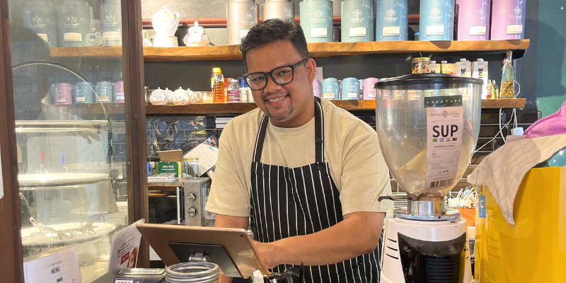 Razali Zakaria, founder Aperture Cafe, menggunakan tablet dilengkapi dengan sistem POS StoreHub, di Aperture Cafe, TTDI.