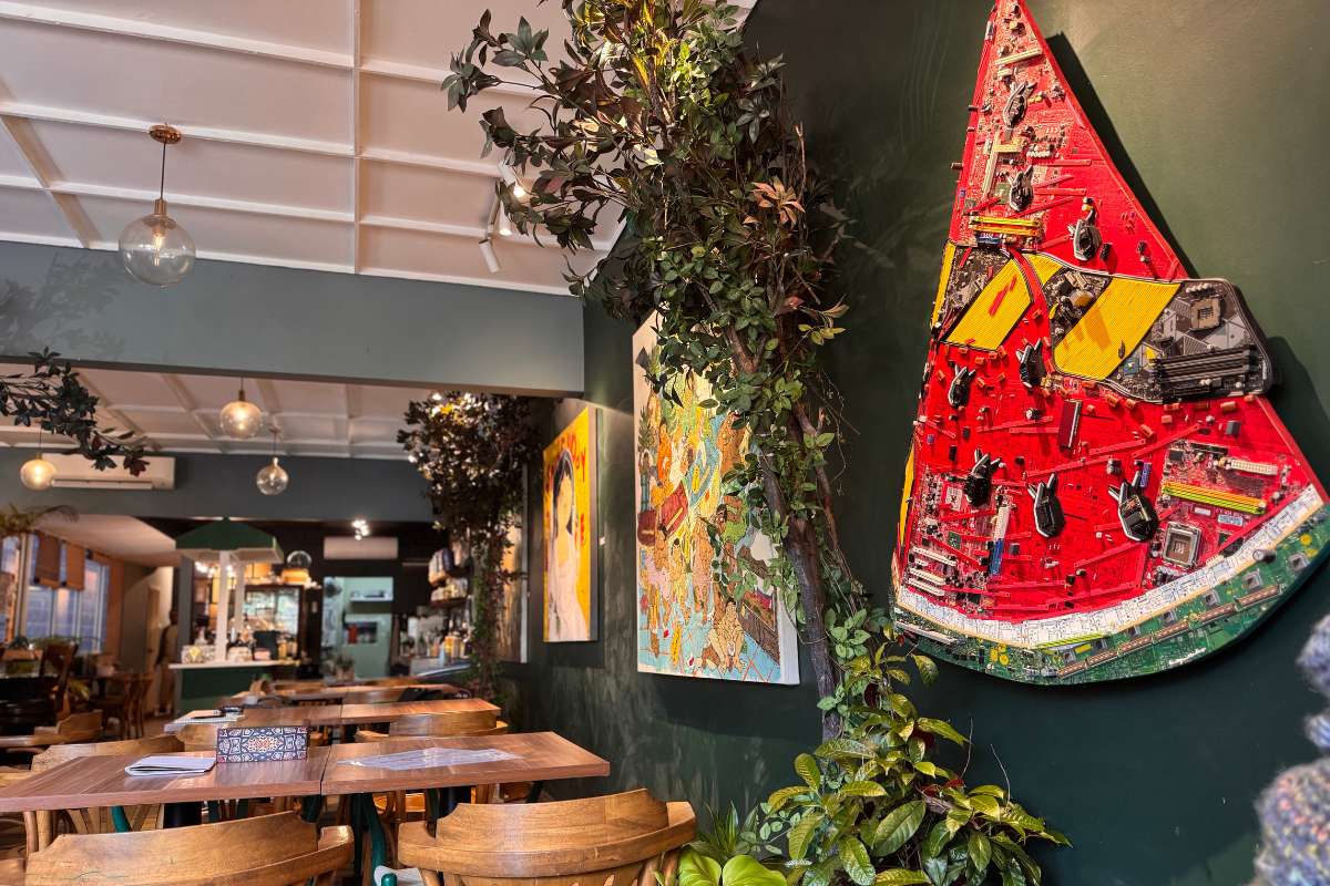 Interior dalaman Aperture Cafe di TTDI yang dipenuhi seni artis tempatan.