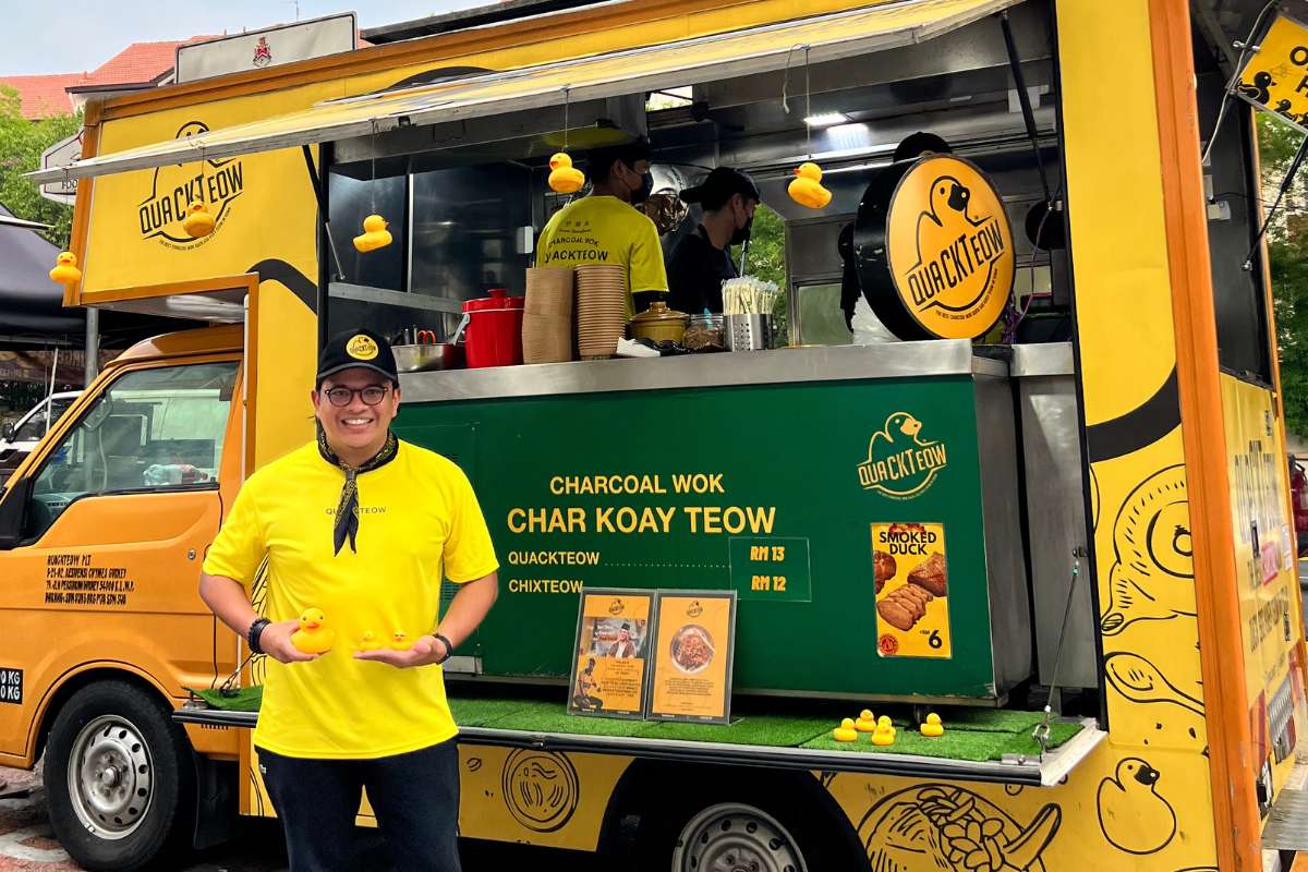 Ezzad Emir, pemilik Quackteow, di hadapan food truck viralnya di TTDI, KL.