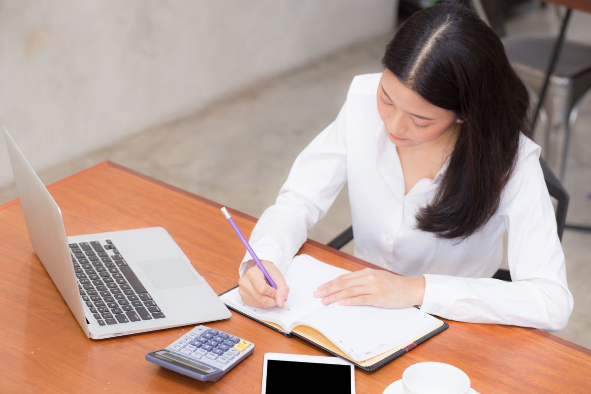 A Malaysian business owner writing a business plan